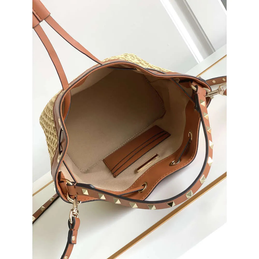Bucket bag drawstring closure