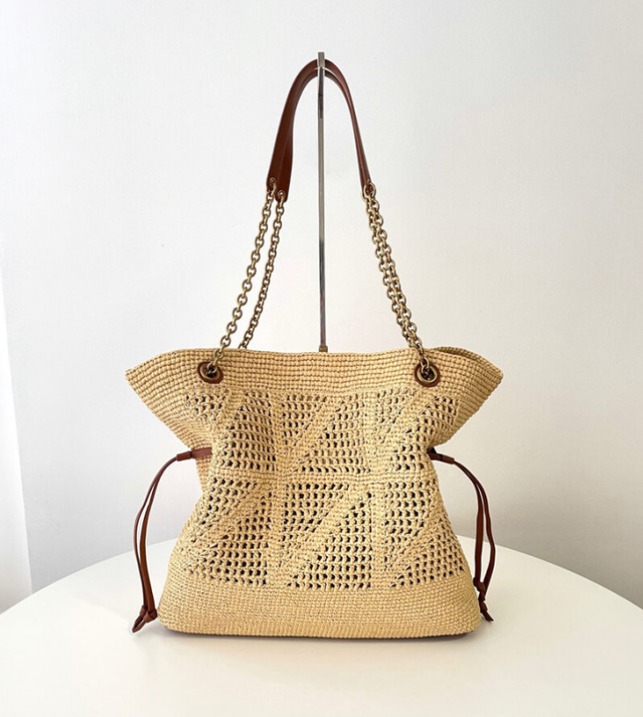 Chain strap bag detail